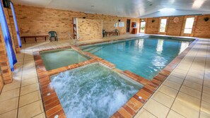 Indoor spa tub - North Parkes Motel (Parkes)