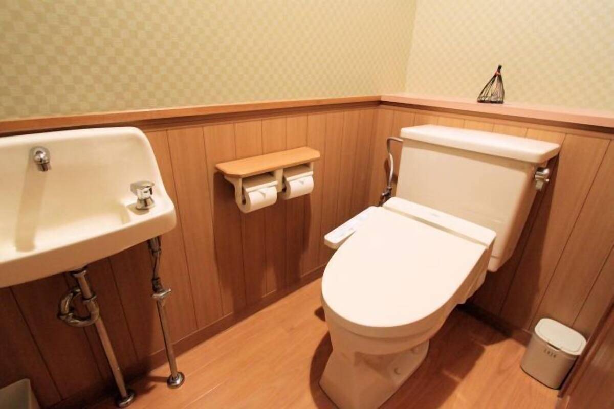 Bathroom | Combined shower/bathtub, free toiletries, hair dryer, slippers