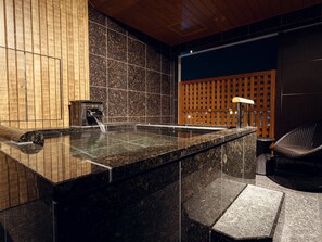 客房, 无烟房 (Gagyutei, Suite, with Open-Air Bath) | 浴室 | 淋浴/盆浴组合、泉水浴缸、免费洗浴用品、吹风机