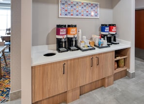 Un espace dédié au café, avec du café décaféiné et des mélanges légers, un distributeur d’eau chaude et une machine à café.