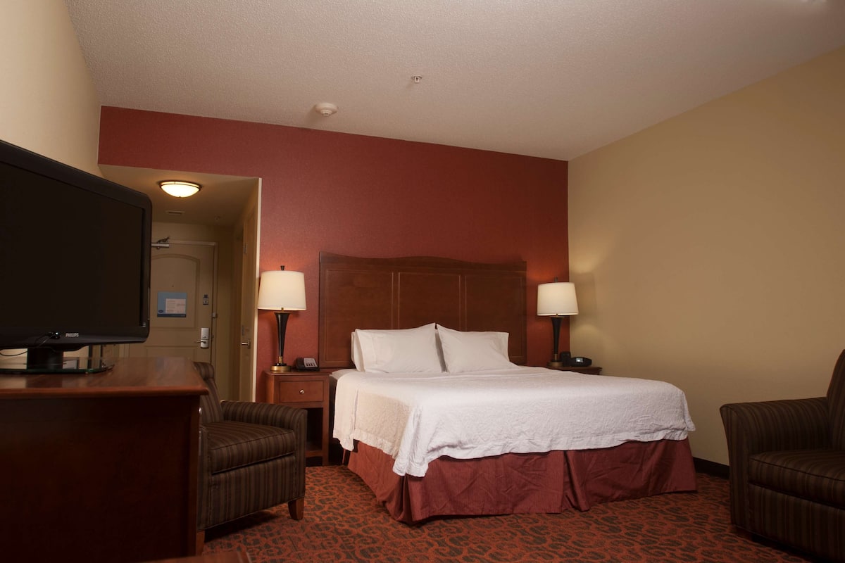 客房, 1 張特大雙人床, 非吸煙房 | 隔音、熨斗/熨衣板、免費無線上網、鬧鐘