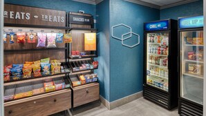 Espaço com lanches e bebidas, incluindo diversas opções.