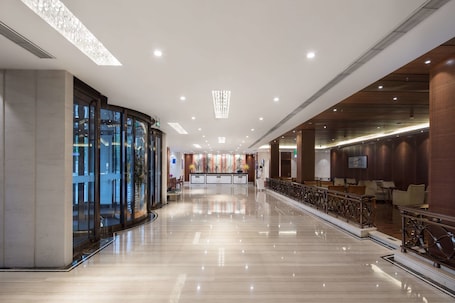 Lobby. Ramada by Wyndham Beijing Airport