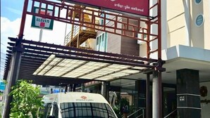 A building with a maruya boutique residence sign, a 7-Eleven convenience store, and a white van parked in front. - Mariya Boutique Residence at Suvarnabhumi Airport (Bangkok)