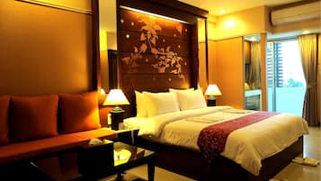 Minibar, decoración personalizada, muebles diferentes y escritorio