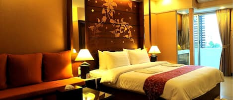 Minibar, decoración personalizada, muebles diferentes y escritorio