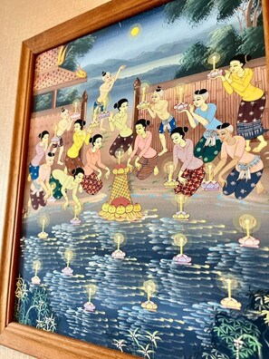 Een 32-inch lcd-televisie met kabelzenders, televisie en een dvd-speler