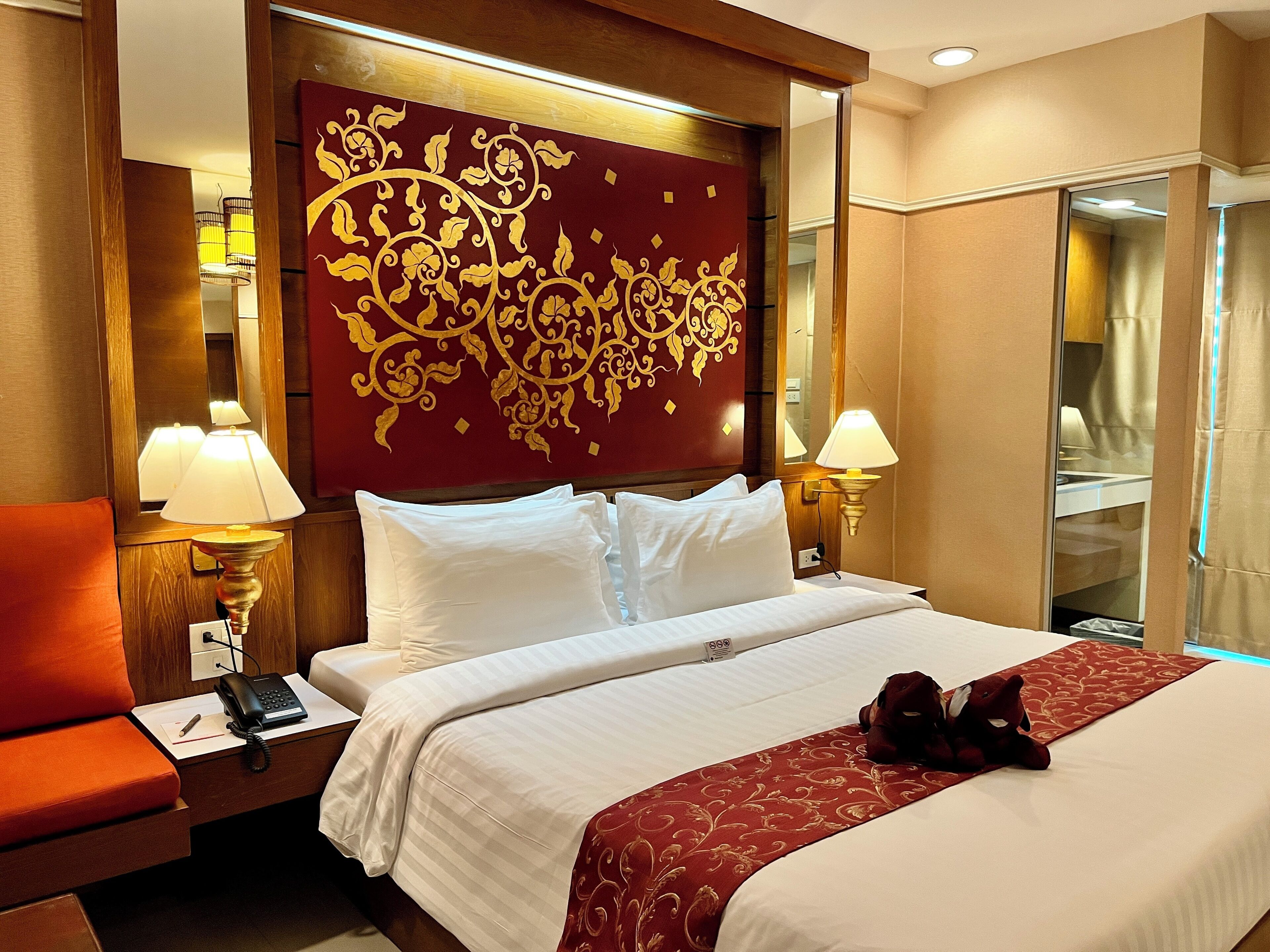 Minibar, decoración personalizada, muebles diferentes y escritorio 