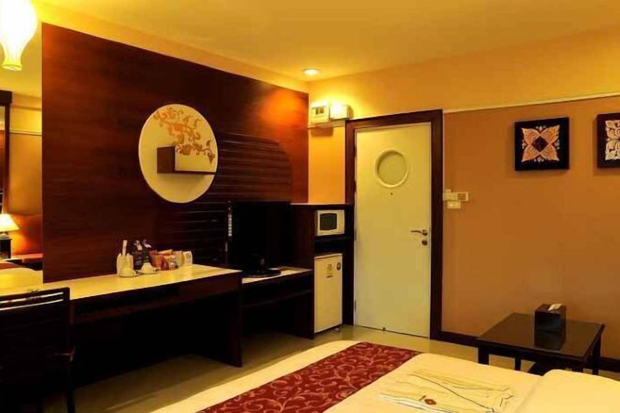 Minibar, decoración personalizada, muebles diferentes y escritorio 