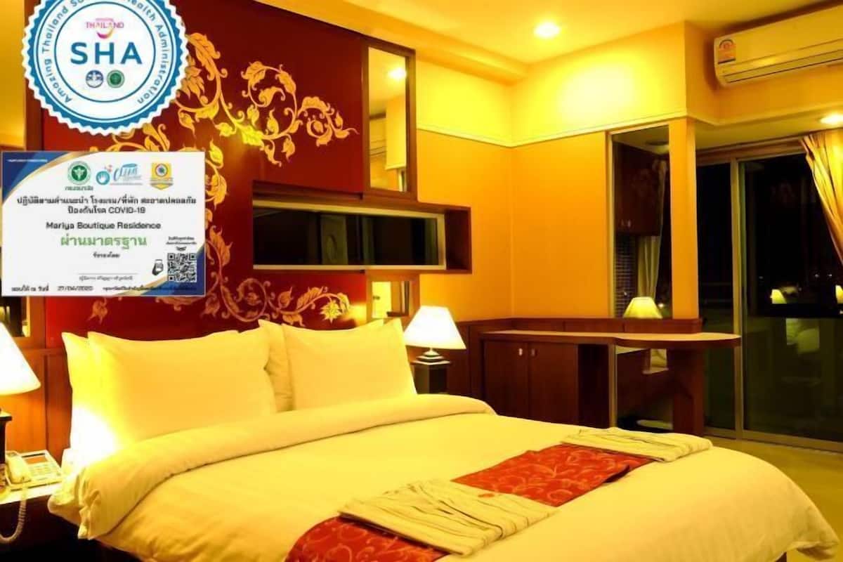 Minibar, decoración personalizada, muebles diferentes y escritorio