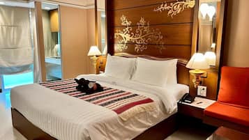 Minibar, individually decorated, individually furnished, desk