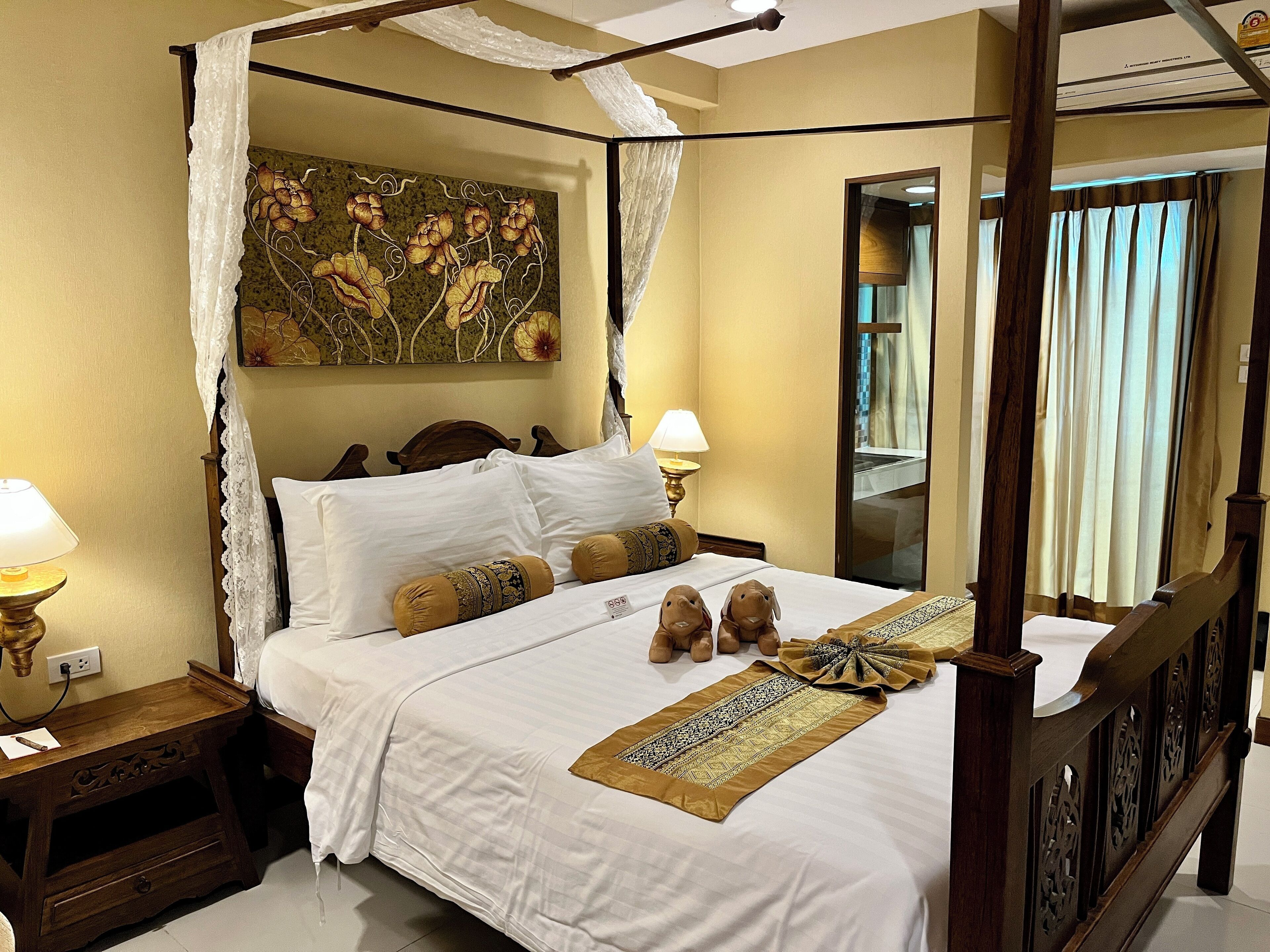 Minibar, decoración personalizada, muebles diferentes y escritorio 