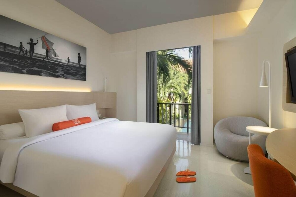 Minibar, brankas, meja kerja, dan Wi-Fi gratis
