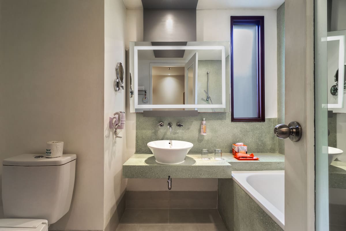 harris suite | bathroom | shower, rainfall showerhead, free toiletries, hair dryer