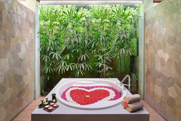 Indoor spa tub