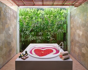 Indoor spa tub
