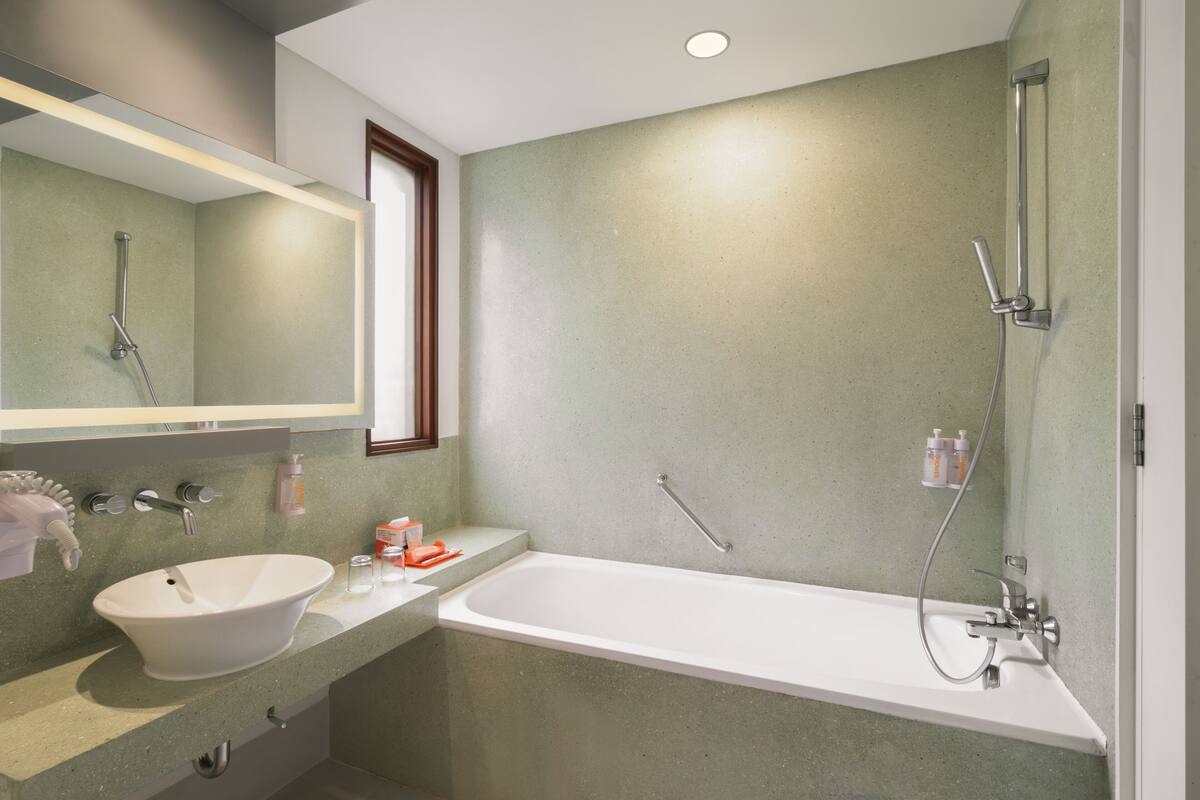 harris suite | bathroom | shower, rainfall showerhead, free toiletries, hair dryer