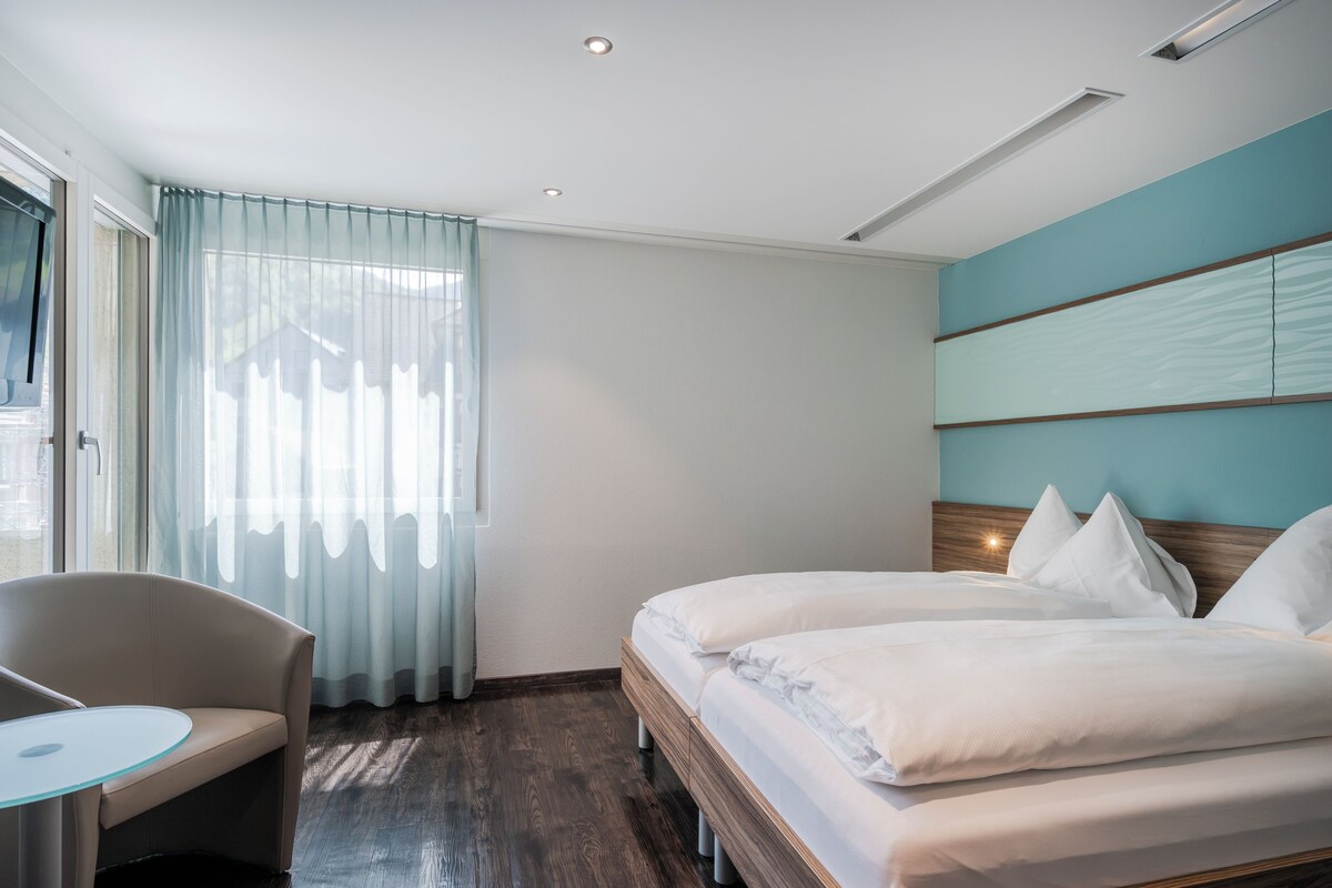 Doppelzimmer mit Dorfblick Economy | Hypo-allergenic bedding available, down comforters, minibar