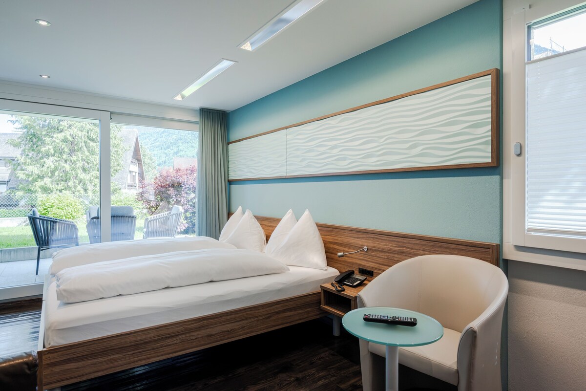 Familienzimmer mit zwei Schlafzimmer und Dorfblick | Hypo-allergenic bedding available, down comforters, minibar