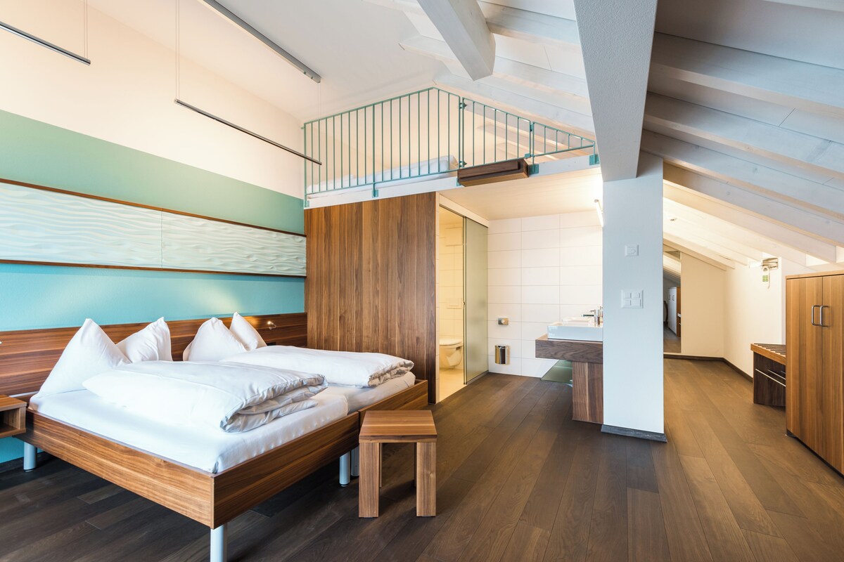 Junior Suite mit Balkon und Seeblick | Hypo-allergenic bedding available, down comforters, minibar