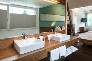 Familiensuite mit See- und Dorfblick | Bathroom