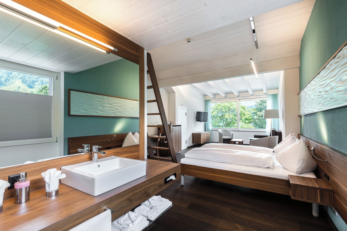 Familiensuite mit See- und Dorfblick | Hypo-allergenic bedding available, down comforters, minibar