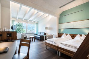 Familiensuite mit See- und Dorfblick | Allergitestet sengetøy, dundyner, minibar og safe på rommet