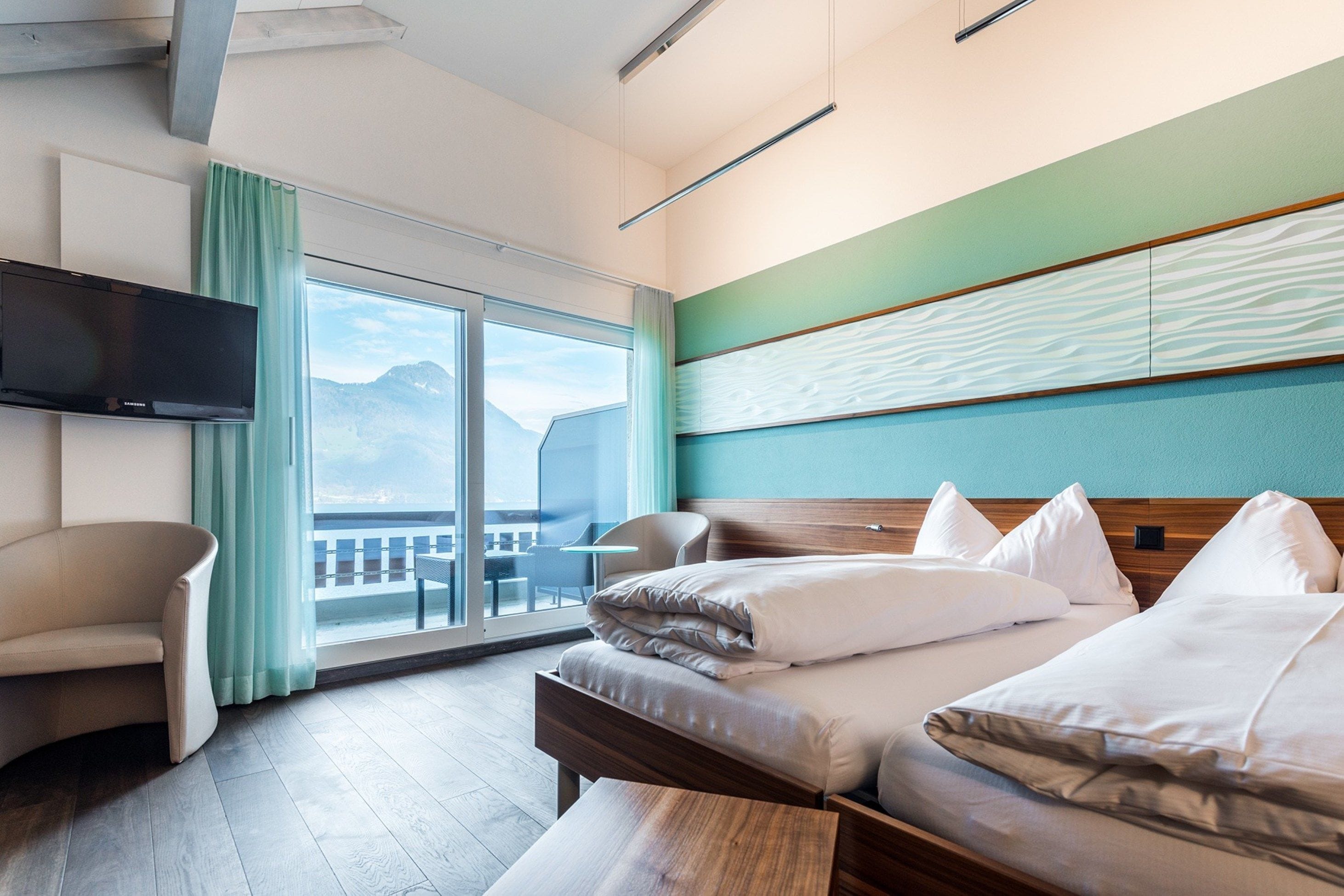 junior suite | hypo-allergenic bedding, down duvets, in-room safe, desk