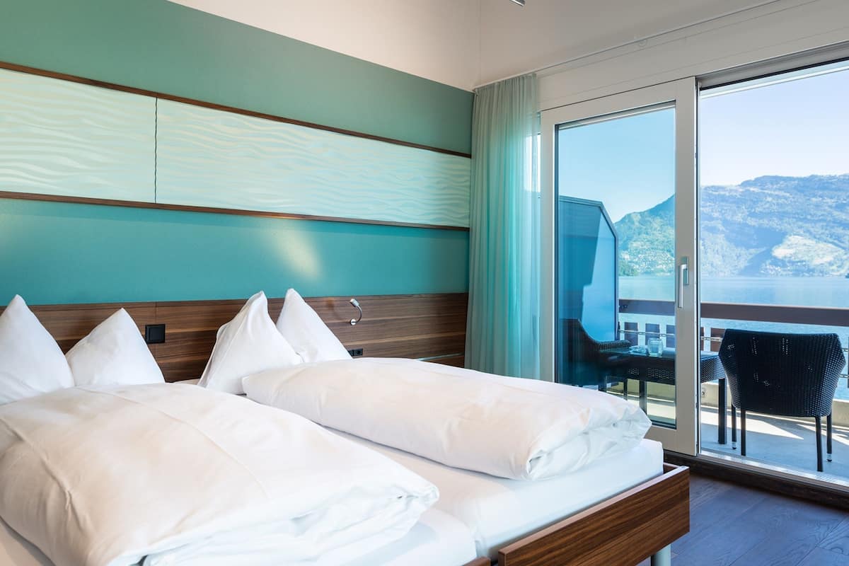 Wellness Suite | Hypo-allergenic bedding, down comforters, in-room safe, desk