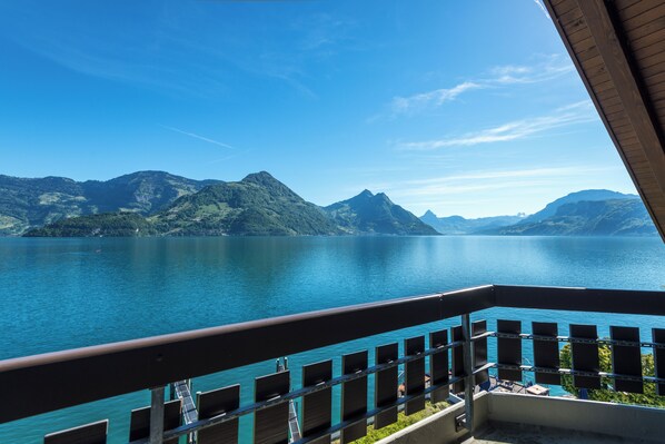 A balcony with a view of a calm lake and mountains. - Hotel Nidwaldnerhof direkt am See Swiss Quality (Beckenried)