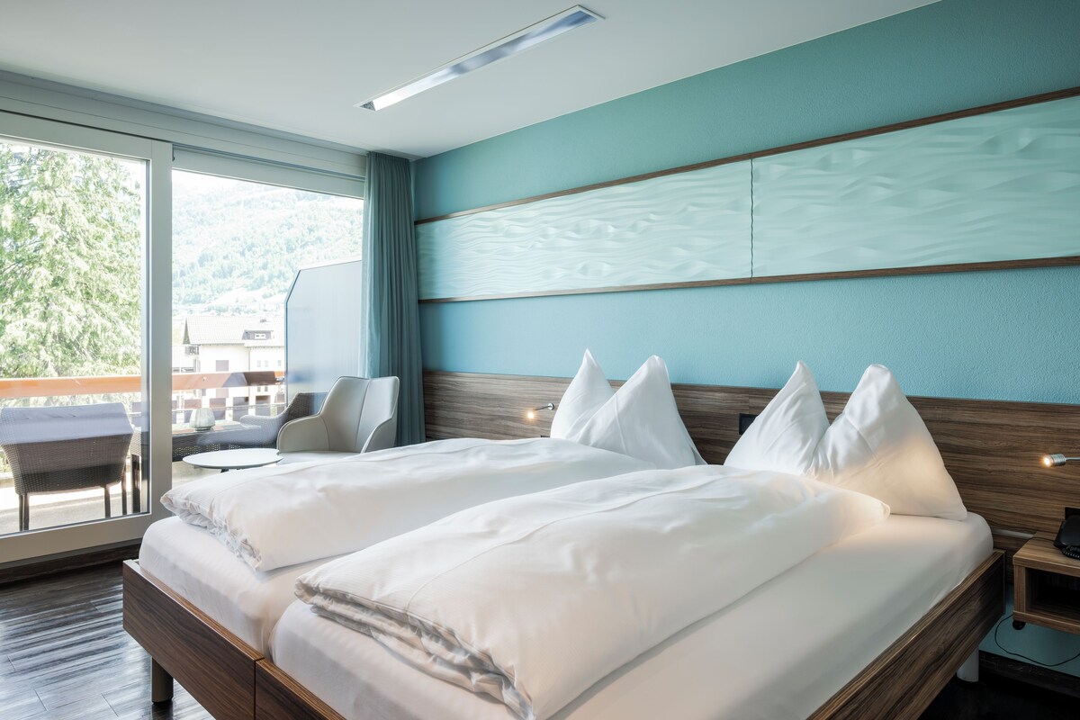Doppelzimmer mit Dorfblick | Hypo-allergenic bedding available, down comforters, minibar