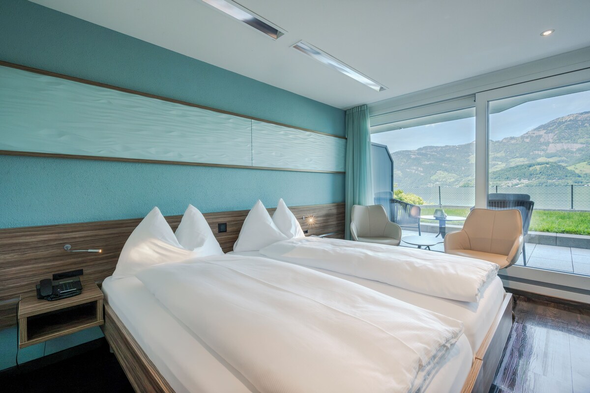Doppelzimmer mit Seeblick und Garten | Hypo-allergenic bedding available, down comforters, minibar