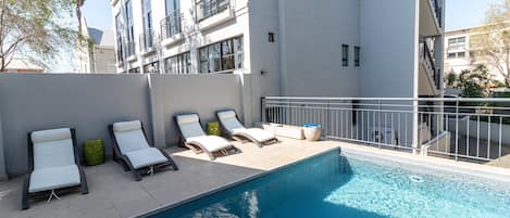 Piscine extérieure, chaises longues