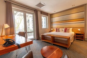 Minibar, in-room safe, desk, blackout curtains - Hippo Boutique Hotel (Cape Town)