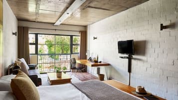 Deluxe kamer (BF) | Een minibar, een kluis op de kamer, een bureau, verduisterende gordijnen