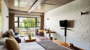 Rom – deluxe (BF) | Minibar, safe på rommet, skrivebord og blendingsgardiner