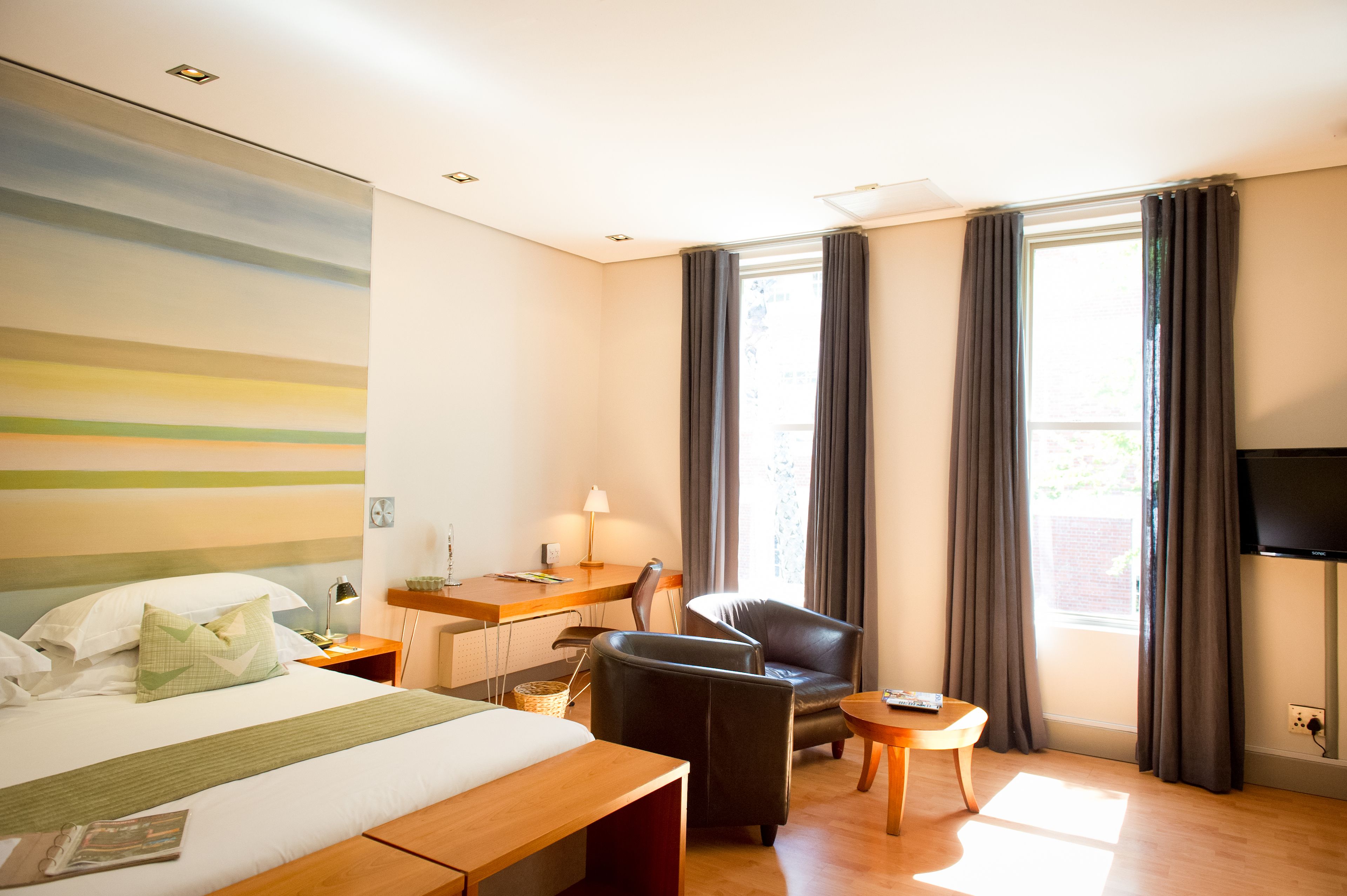 32-inch flat-screen tv with satellite channels