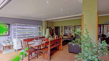 Se sirven desayunos, almuerzos y cenas; con vista al jardín