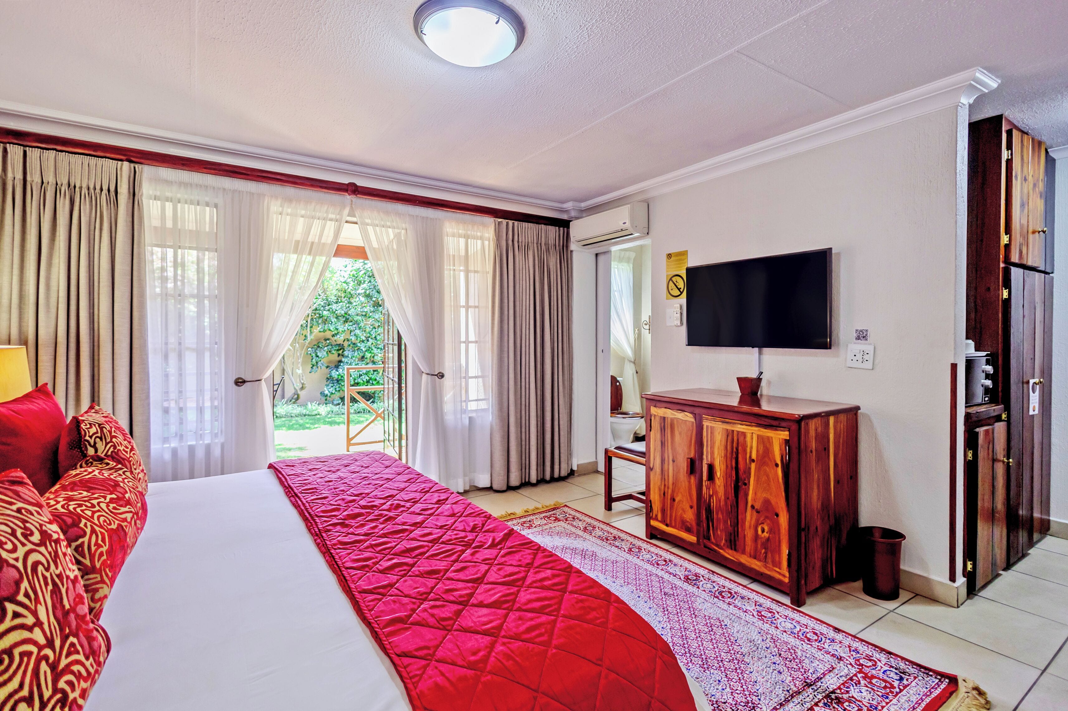 Peralatan tempat tidur premium, gebar bulu kapas, peti besi dalam bilik 