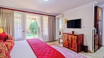 Peralatan tempat tidur premium, gebar bulu kapas, peti besi dalam bilik