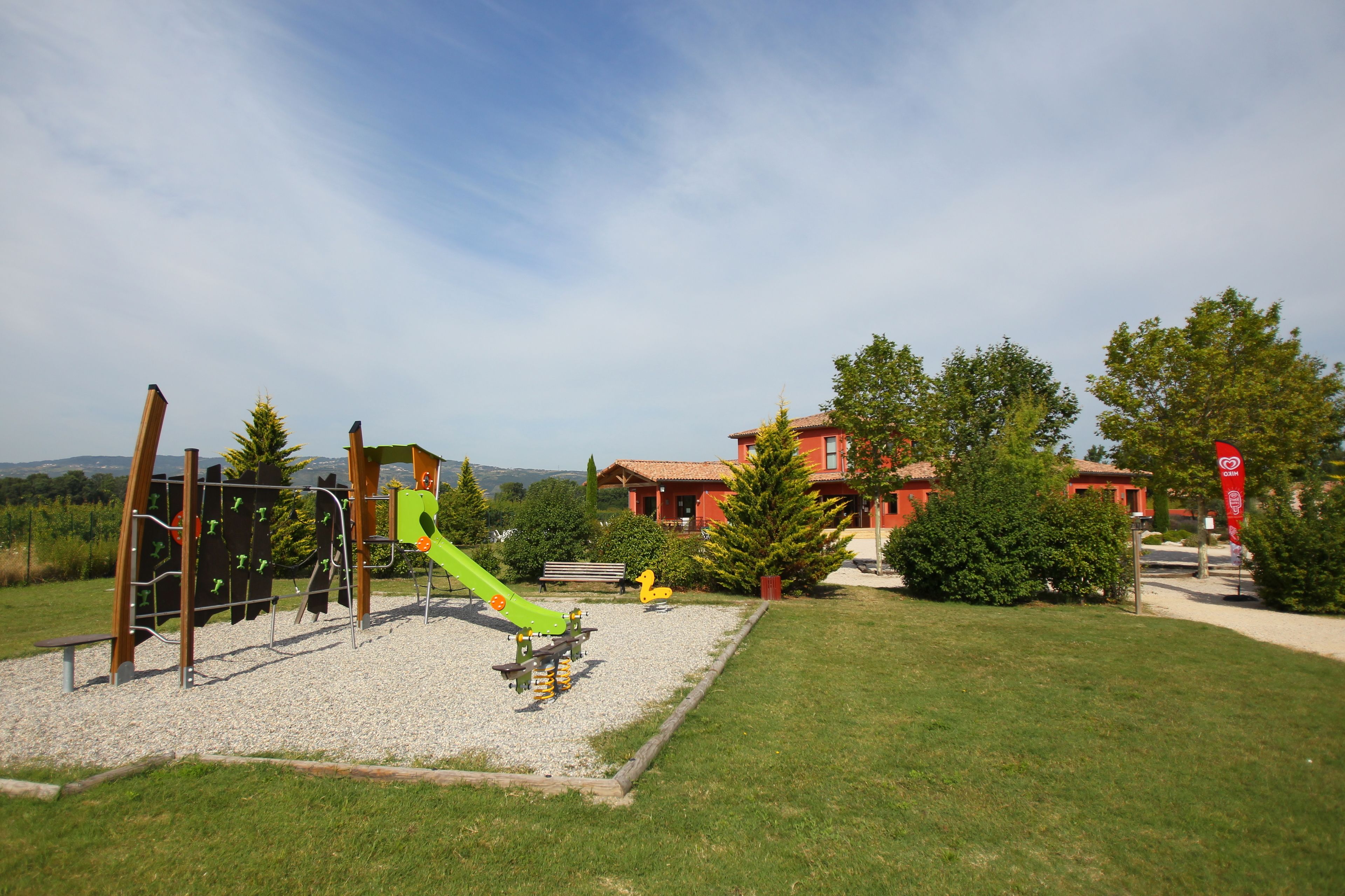 Tempat bermain anak - outdoor