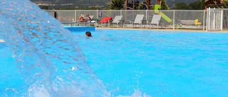 Inomhuspool och en säsongsöppen utomhuspool