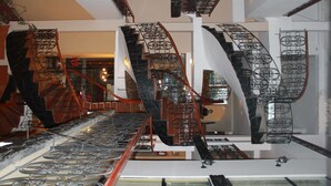 A modern interior with multiple staircases featuring ornate metal railings and glass railings. - Casona Plaza Hotel Centro (Puno)