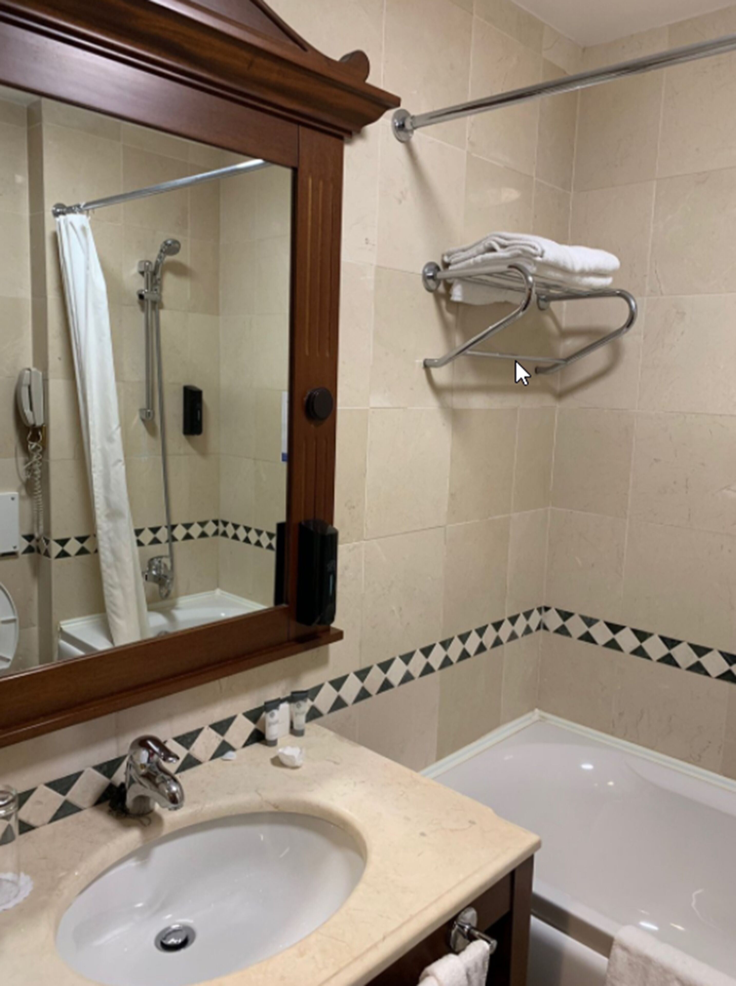 combined shower/bathtub, free toiletries, hair dryer, towels