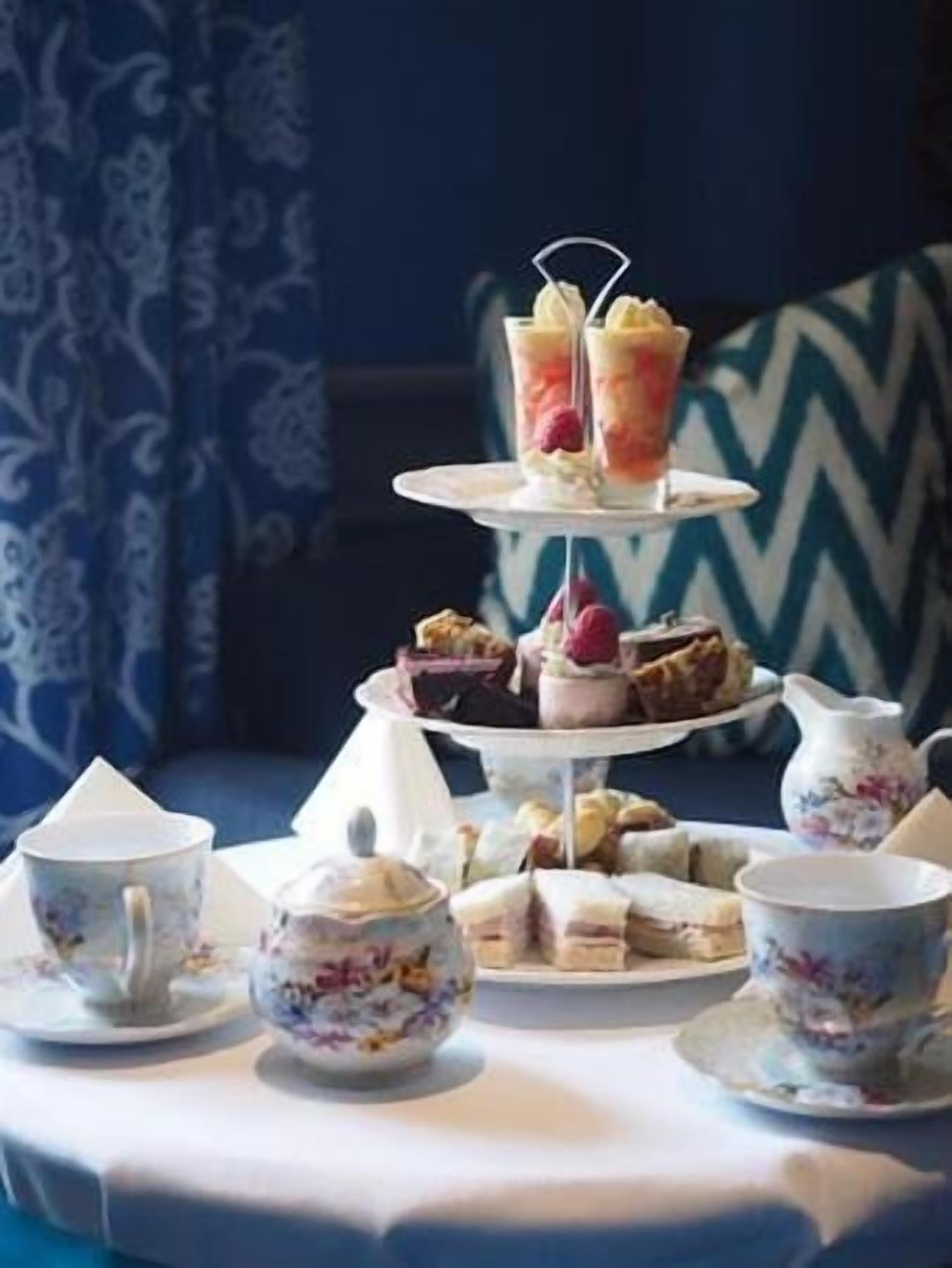 breakfast, lunch and dinner served