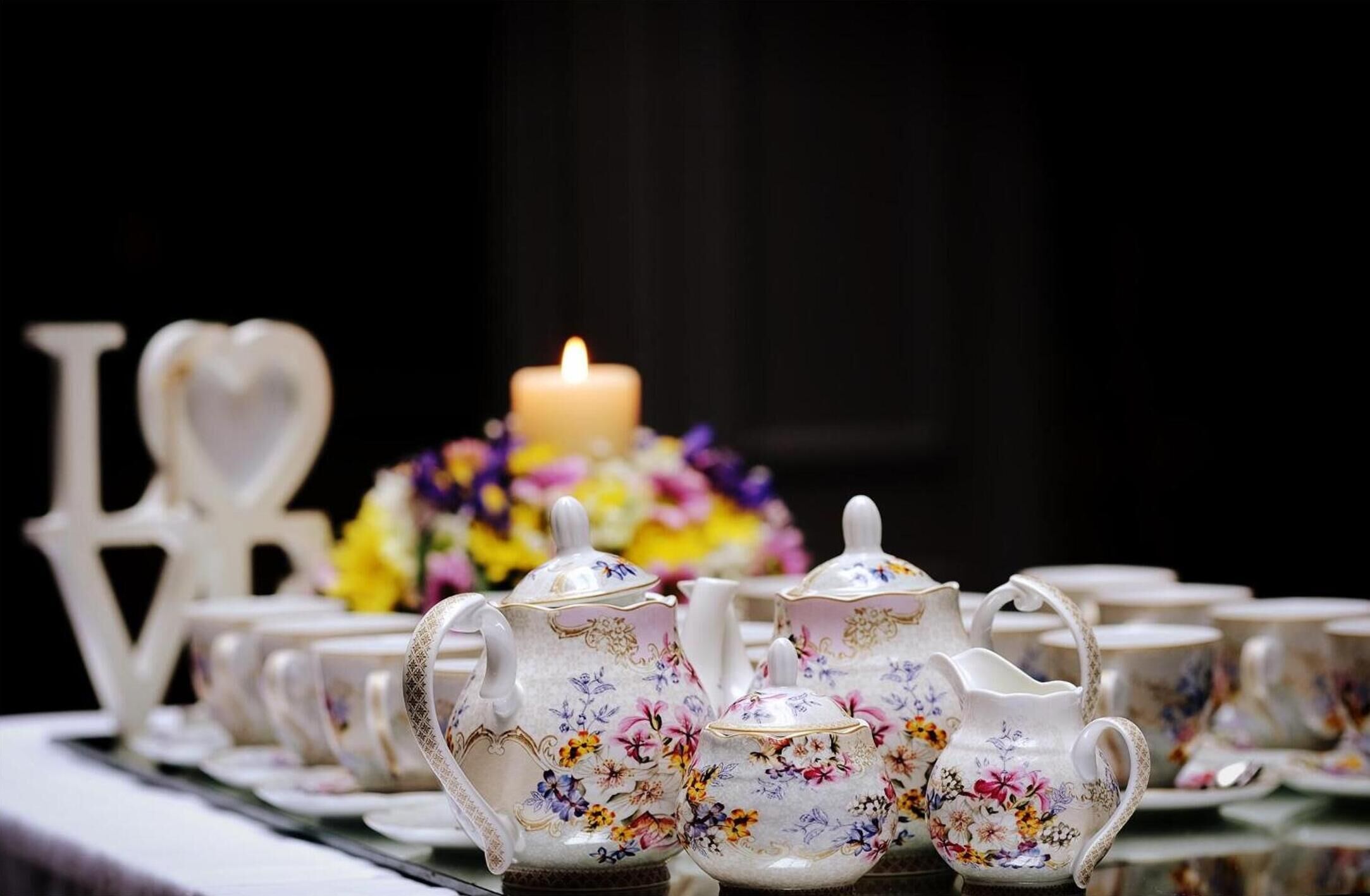 breakfast, lunch and dinner served