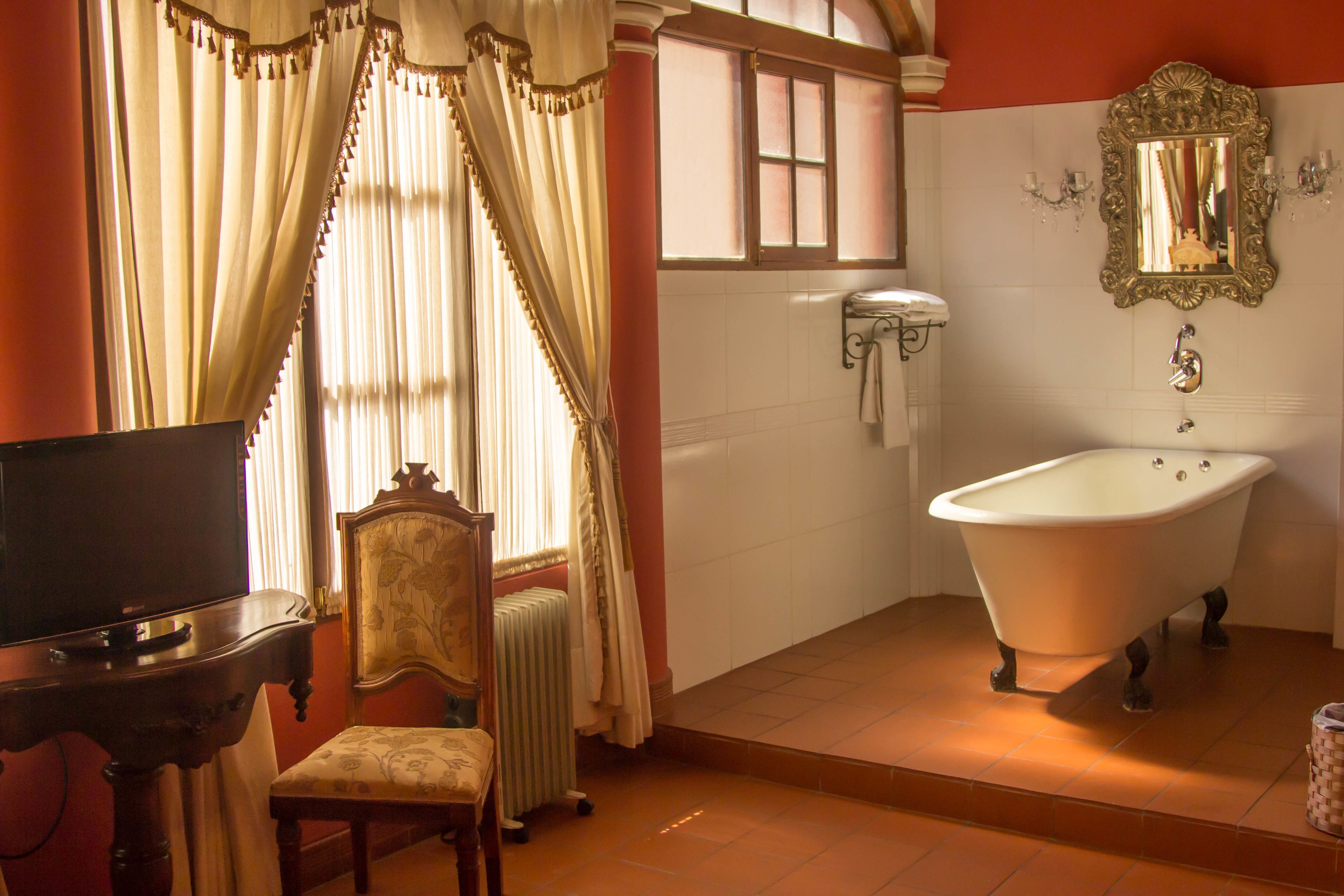 luxury suite | deep-soaking bathtub