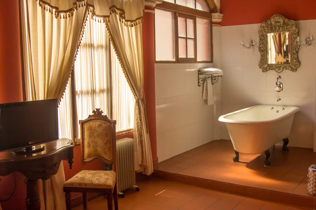 luxury suite | deep-soaking bathtub