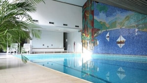 Una piscina cubierta (de 07:00 a 21:30), tumbonas