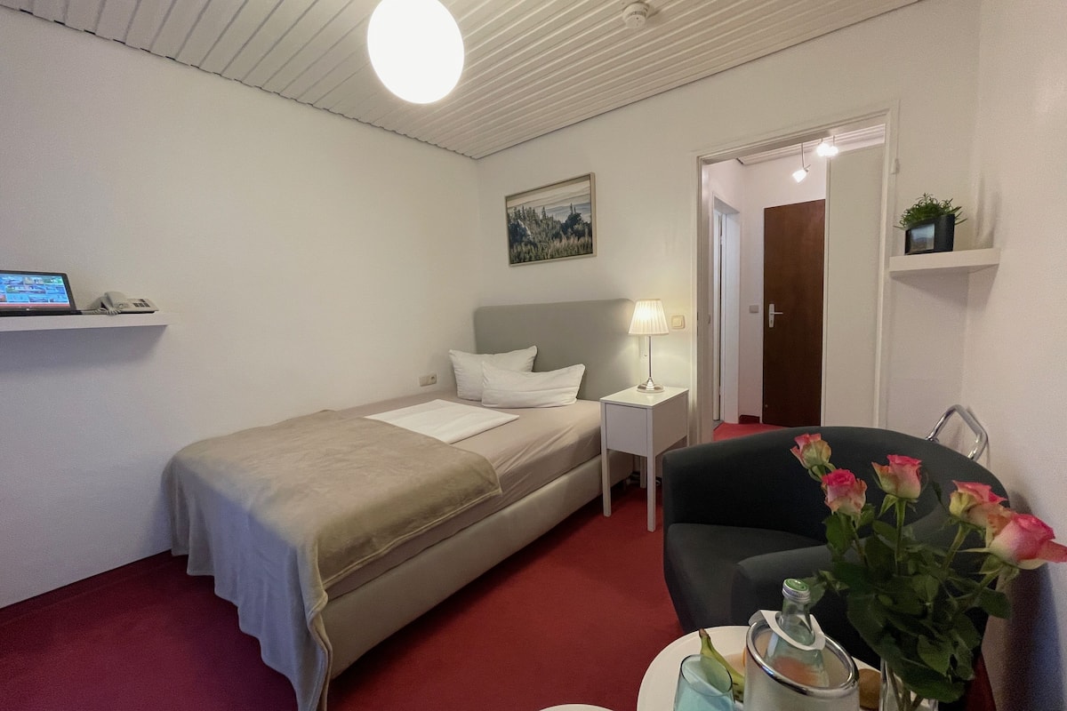 Habitación individual Confort (plus) | Ropa de cama de alta calidad, cortinas opacas, sistema de insonorización